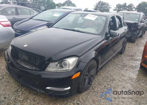 2013 Mercedes-Benz C 300 Luxury 4Matic/Sport 4Matic z USA, uszkodzony, nr VIN WDDGF8AB3DA811048